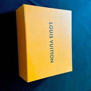 Louis Vuitton Large empty golden storage box
Lift lid with magnetic closure